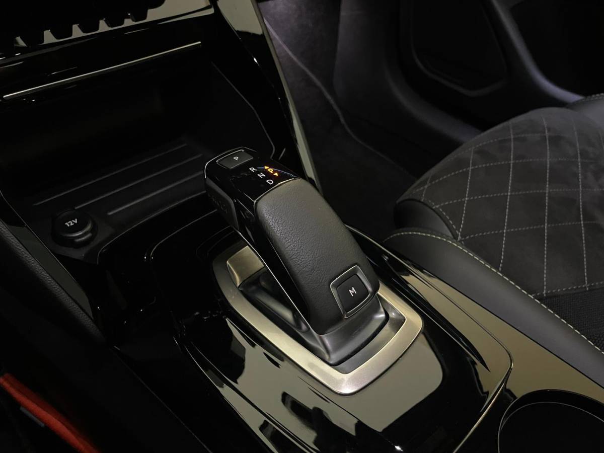 Peugeot 208 Peugeot 208 1.2 PureTech GT Pack 130PK AUTOMAAT PANO ALCANTARA AIRCO NAVI CRUISE STOELVERW KEYLESS APPLE CARPLAY CAM NIEUWSTAAT