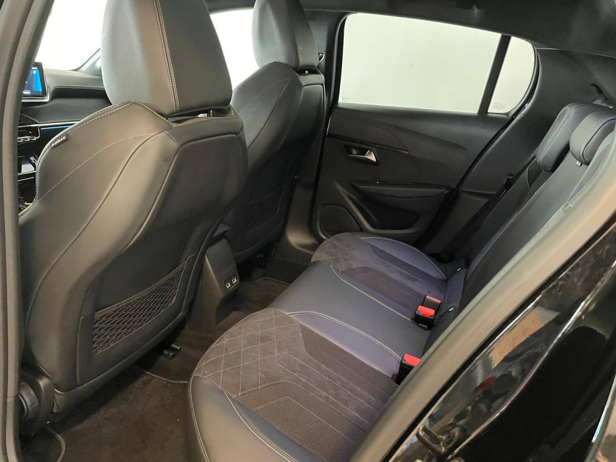 Peugeot 208 Peugeot 208 1.2 PureTech GT Pack 130PK AUTOMAAT PANO ALCANTARA AIRCO NAVI CRUISE STOELVERW KEYLESS APPLE CARPLAY CAM NIEUWSTAAT