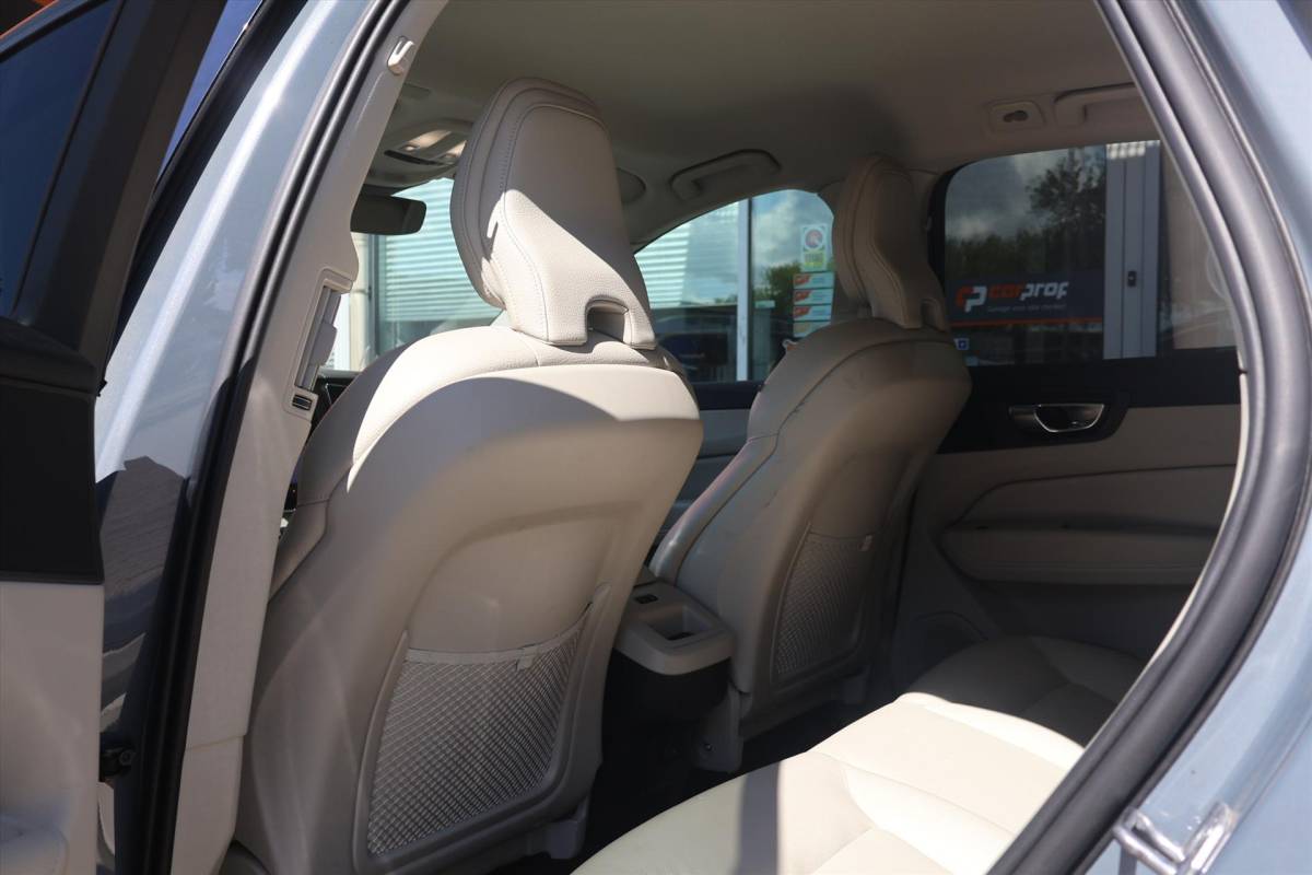 Volvo XC60 Volvo XC60 Inscription B5 250pk Geartronic Mild Hybrid I Trekhaak I Navi I Stoel/Stuurverwarming I 2300 KG trekgewicht!
