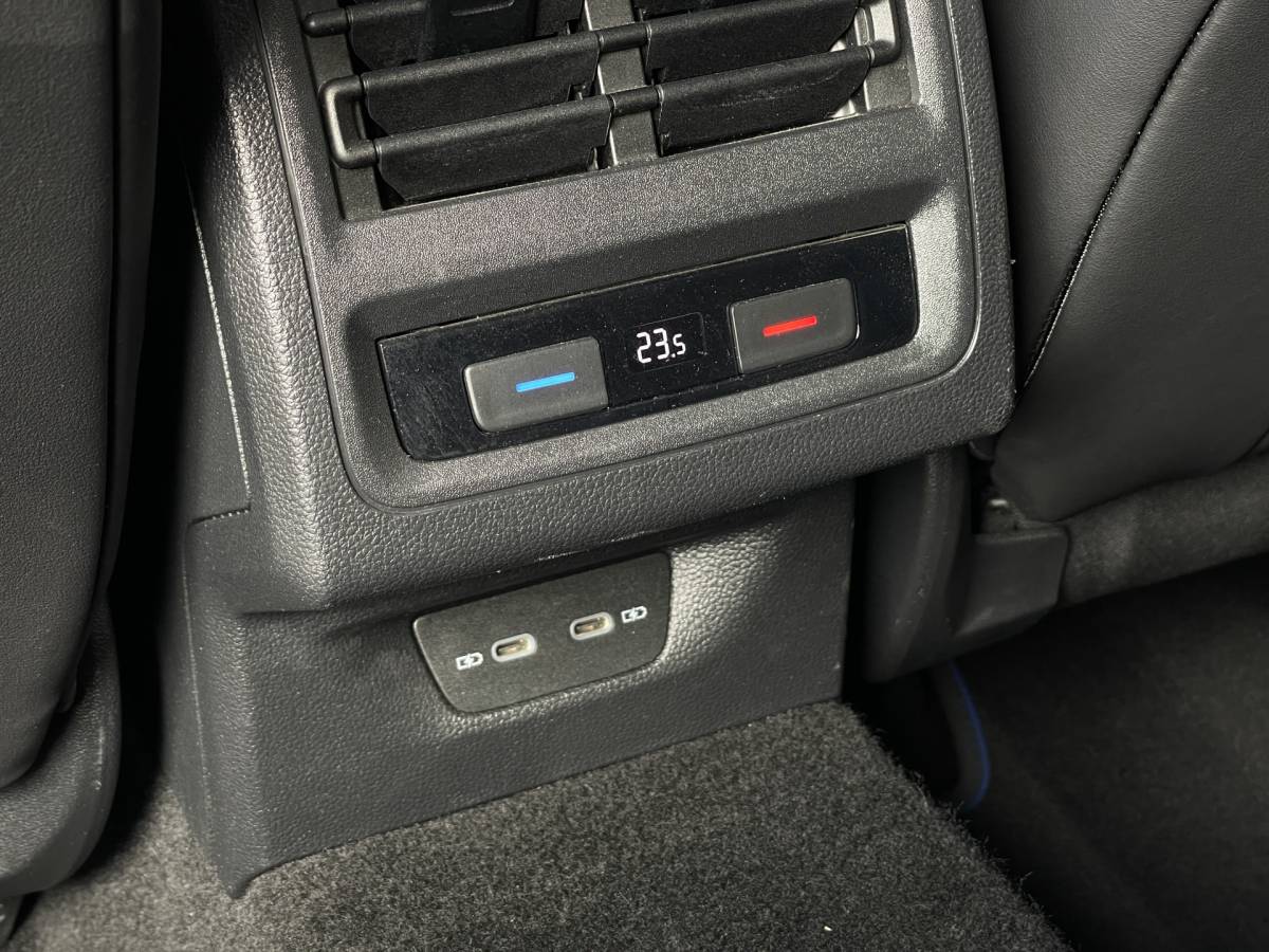 Volkswagen Golf Volkswagen Golf 2.0 TSI R 4Motion | Panoramadak | Harman Kardon | Apple Carplay | Keyless | Sfeerverlichting | Leder |