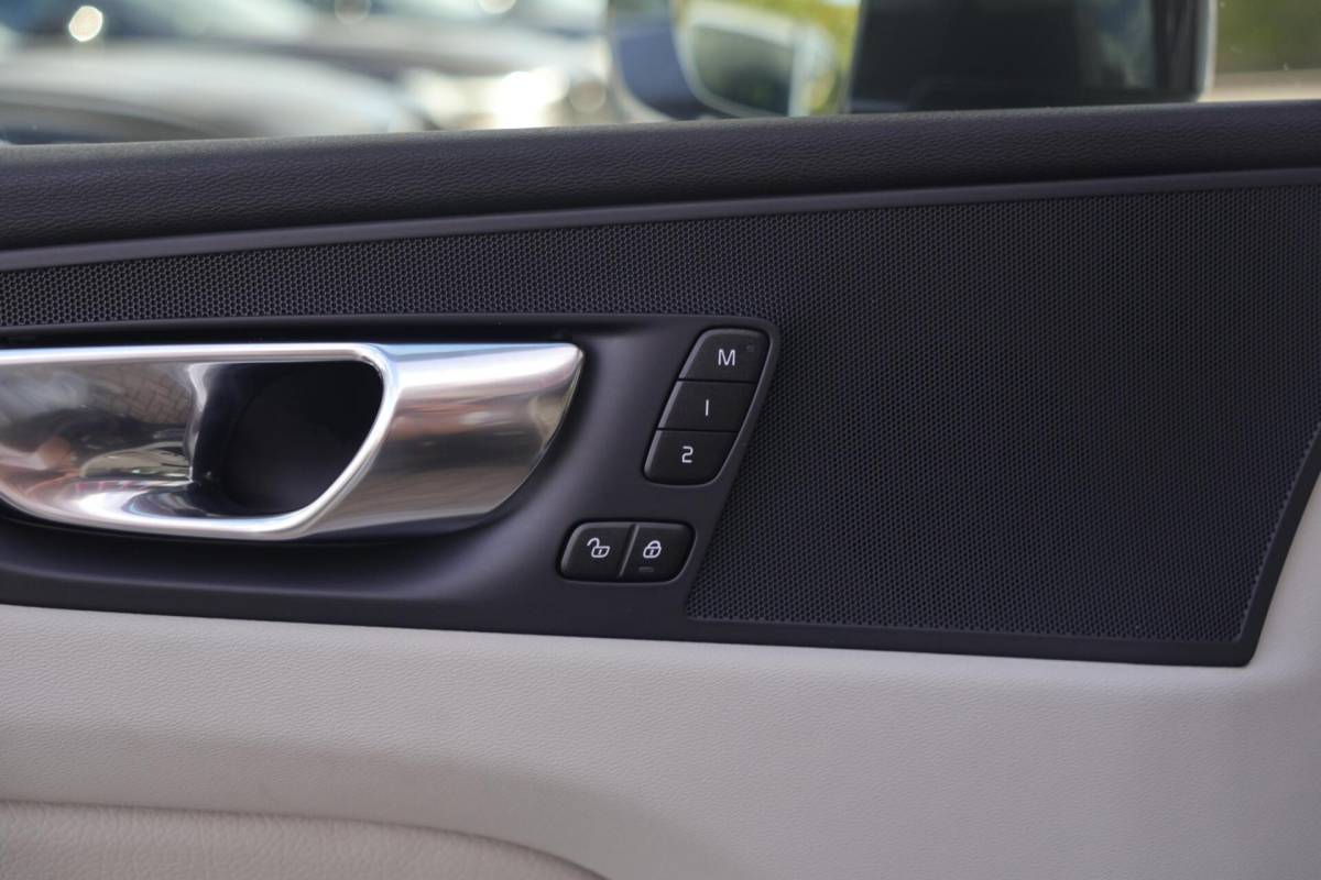 Volvo XC60 Volvo XC60 T6 Recharge AWD Inscription | Stoelverwarming | Trekhaak | Parkeercamera | Leder | Panoramadak | Keyless