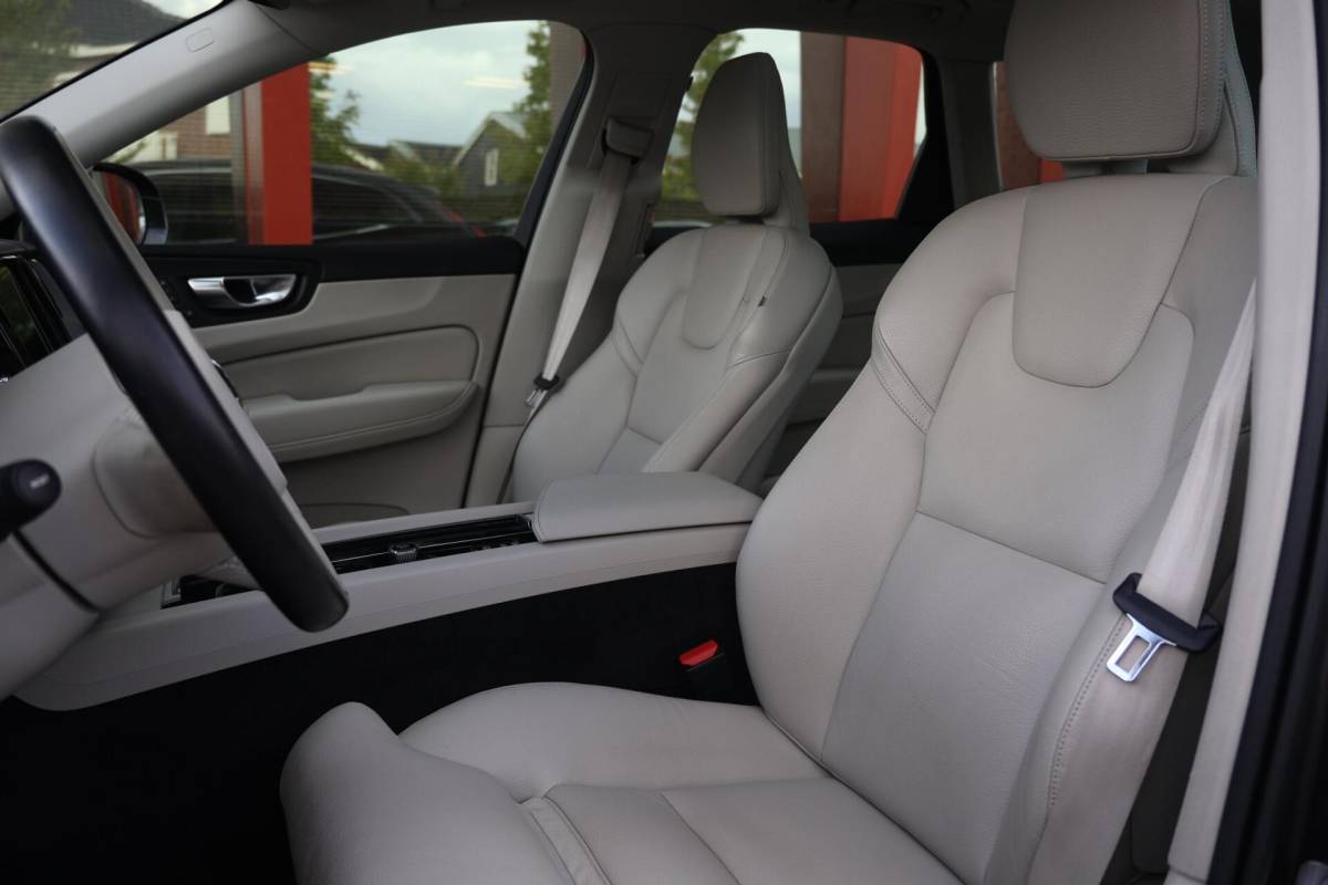 Volvo XC60 Volvo XC60 T6 Recharge AWD Inscription | Stoelverwarming | Trekhaak | Parkeercamera | Leder | Panoramadak | Keyless