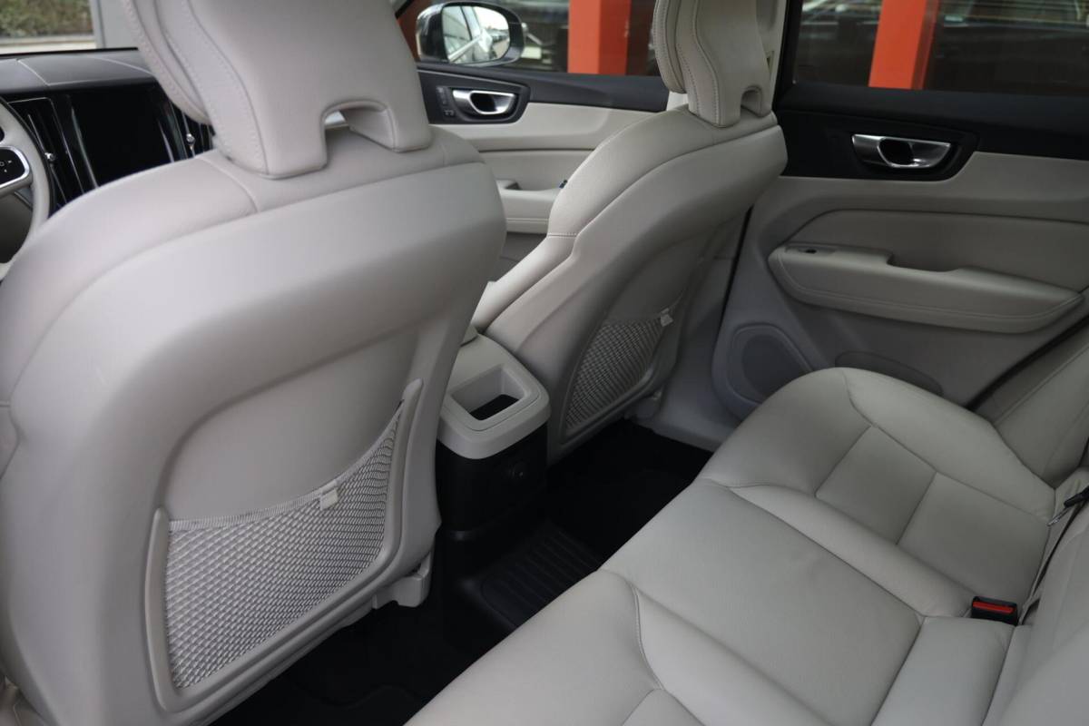 Volvo XC60 Volvo XC60 T6 Recharge AWD Inscription | Stoelverwarming | Trekhaak | Parkeercamera | Leder | Panoramadak | Keyless