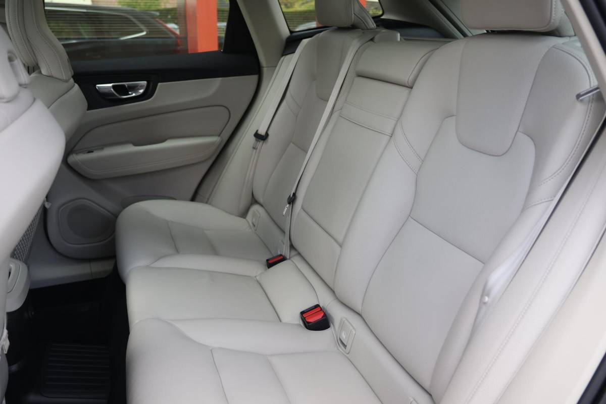 Volvo XC60 Volvo XC60 T6 Recharge AWD Inscription | Stoelverwarming | Trekhaak | Parkeercamera | Leder | Panoramadak | Keyless