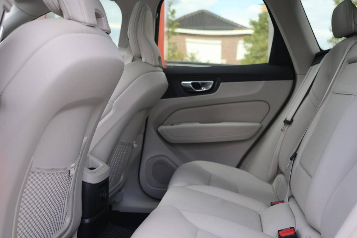 Volvo XC60 Volvo XC60 T6 Recharge AWD Inscription | Stoelverwarming | Trekhaak | Parkeercamera | Leder | Panoramadak | Keyless