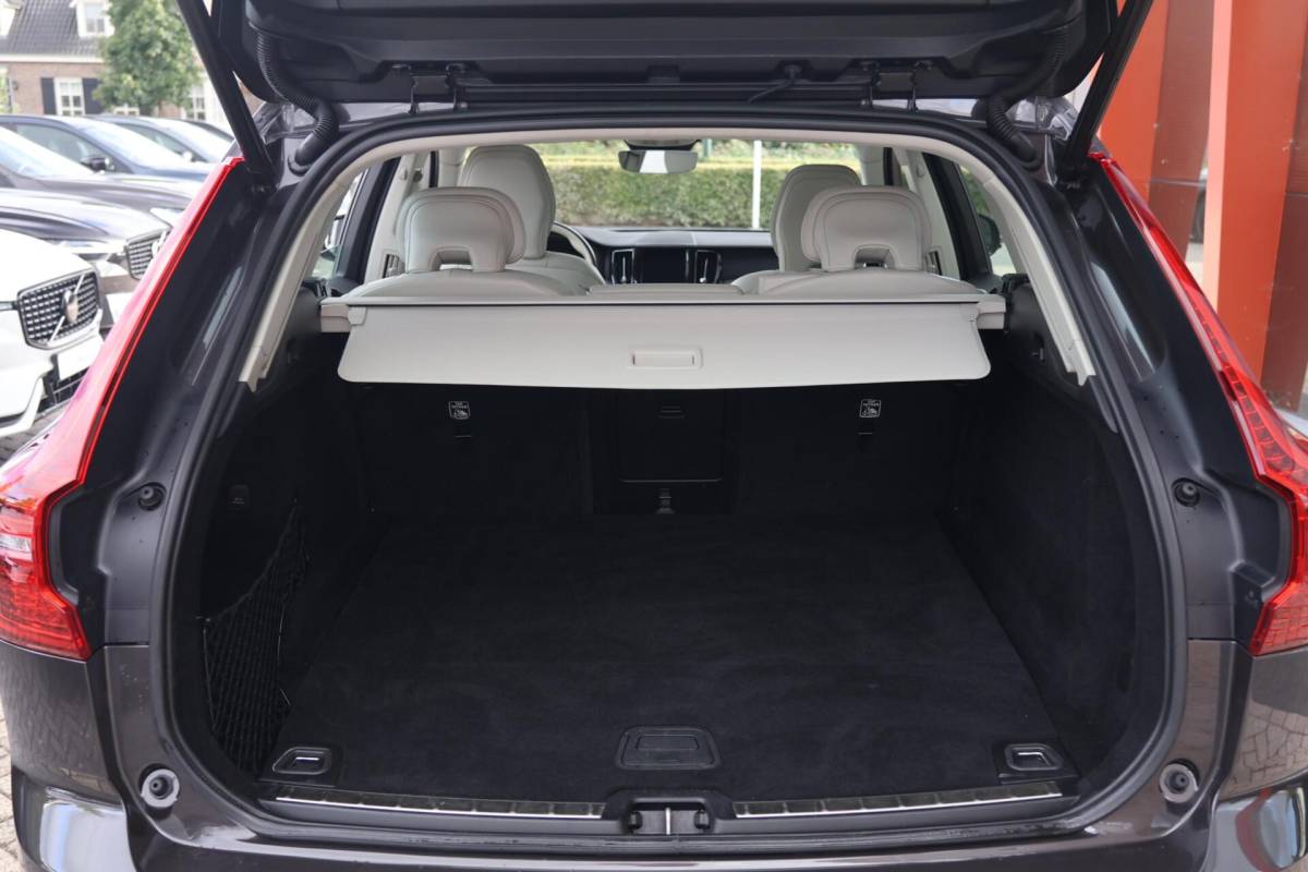 Volvo XC60 Volvo XC60 T6 Recharge AWD Inscription | Stoelverwarming | Trekhaak | Parkeercamera | Leder | Panoramadak | Keyless
