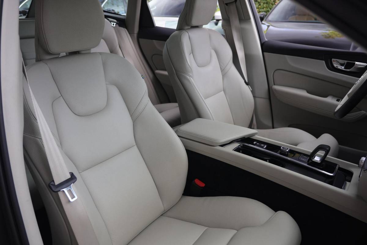 Volvo XC60 Volvo XC60 T6 Recharge AWD Inscription | Stoelverwarming | Trekhaak | Parkeercamera | Leder | Panoramadak | Keyless