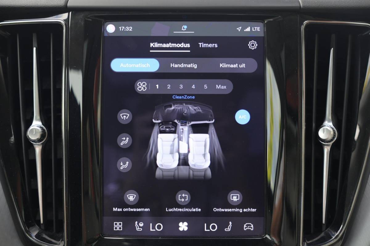 Volvo XC60 Volvo XC60 T6 Recharge AWD Inscription | Stoelverwarming | Trekhaak | Parkeercamera | Leder | Panoramadak | Keyless