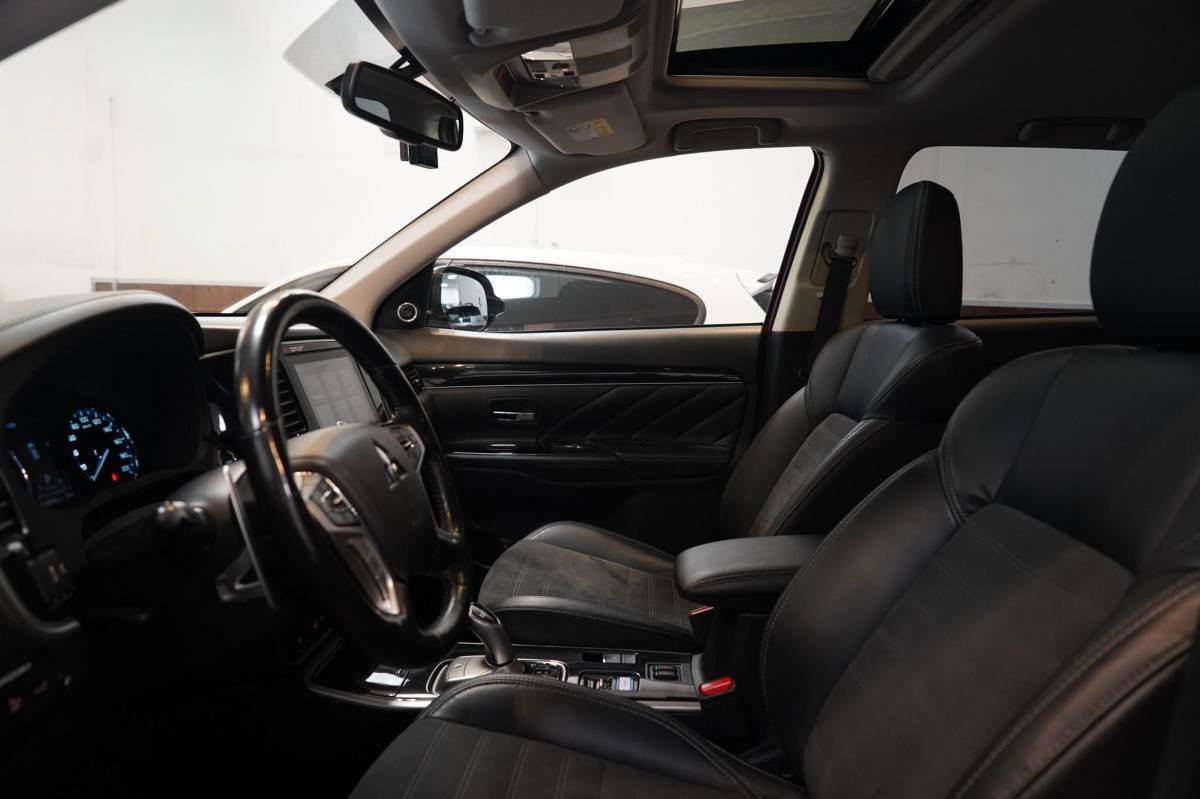 Mitsubishi Outlander Mitsubishi Outlander 2.4 PHEV Intense+ Panorama|CarPlay|4WD|Elektrische achterklep