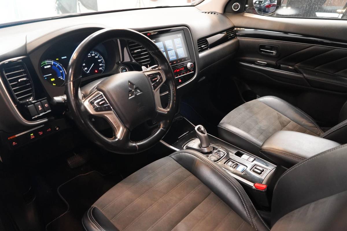 Mitsubishi Outlander Mitsubishi Outlander 2.4 PHEV Intense+ Panorama|CarPlay|4WD|Elektrische achterklep