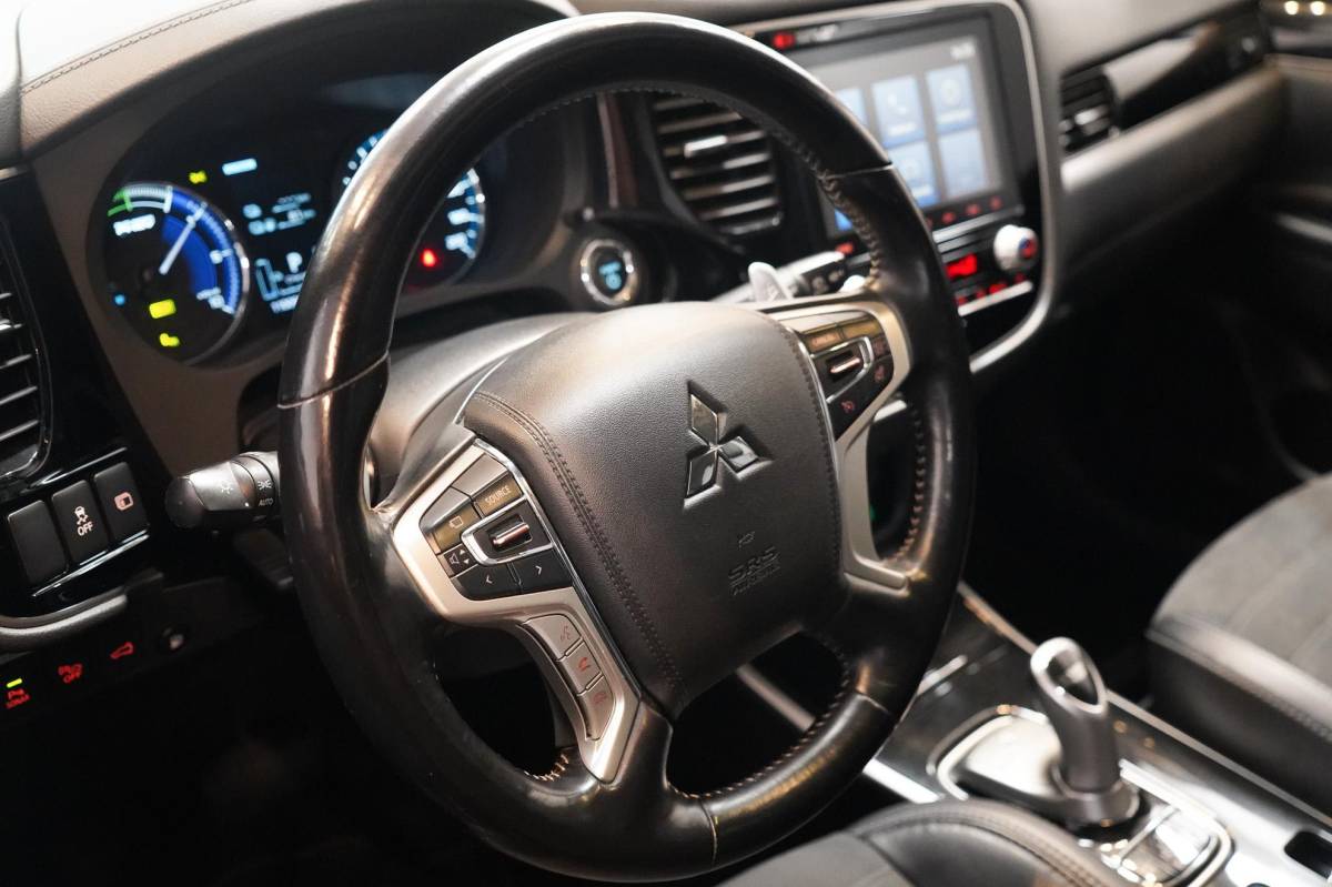 Mitsubishi Outlander Mitsubishi Outlander 2.4 PHEV Intense+ Panorama|CarPlay|4WD|Elektrische achterklep