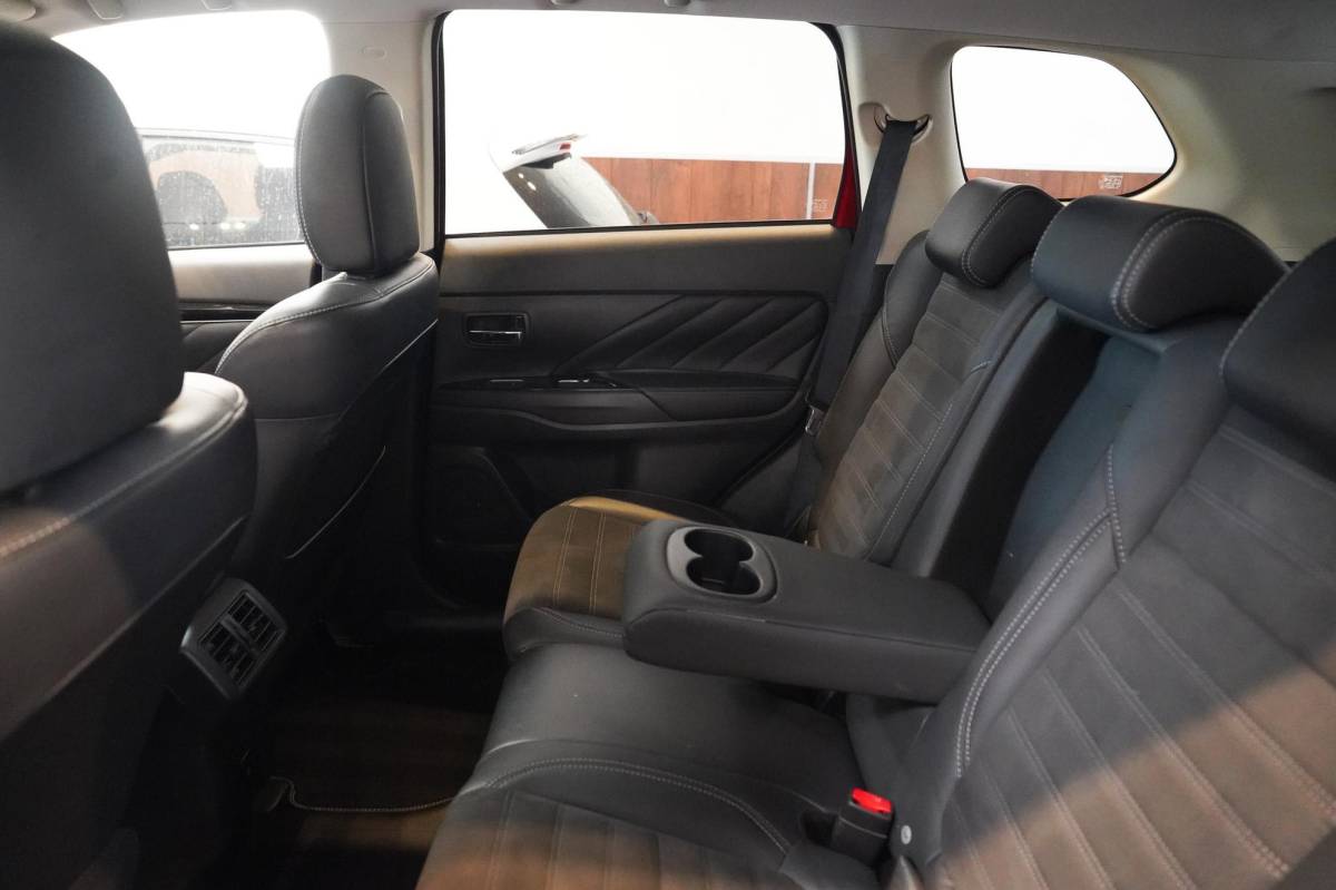 Mitsubishi Outlander Mitsubishi Outlander 2.4 PHEV Intense+ Panorama|CarPlay|4WD|Elektrische achterklep