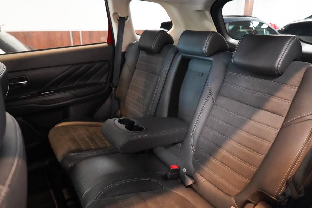 Mitsubishi Outlander Mitsubishi Outlander 2.4 PHEV Intense+ Panorama|CarPlay|4WD|Elektrische achterklep