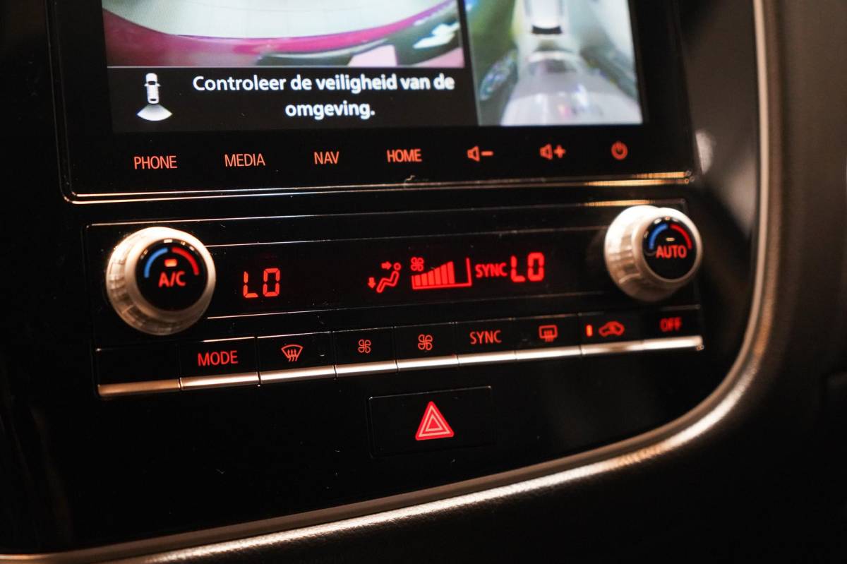 Mitsubishi Outlander Mitsubishi Outlander 2.4 PHEV Intense+ Panorama|CarPlay|4WD|Elektrische achterklep