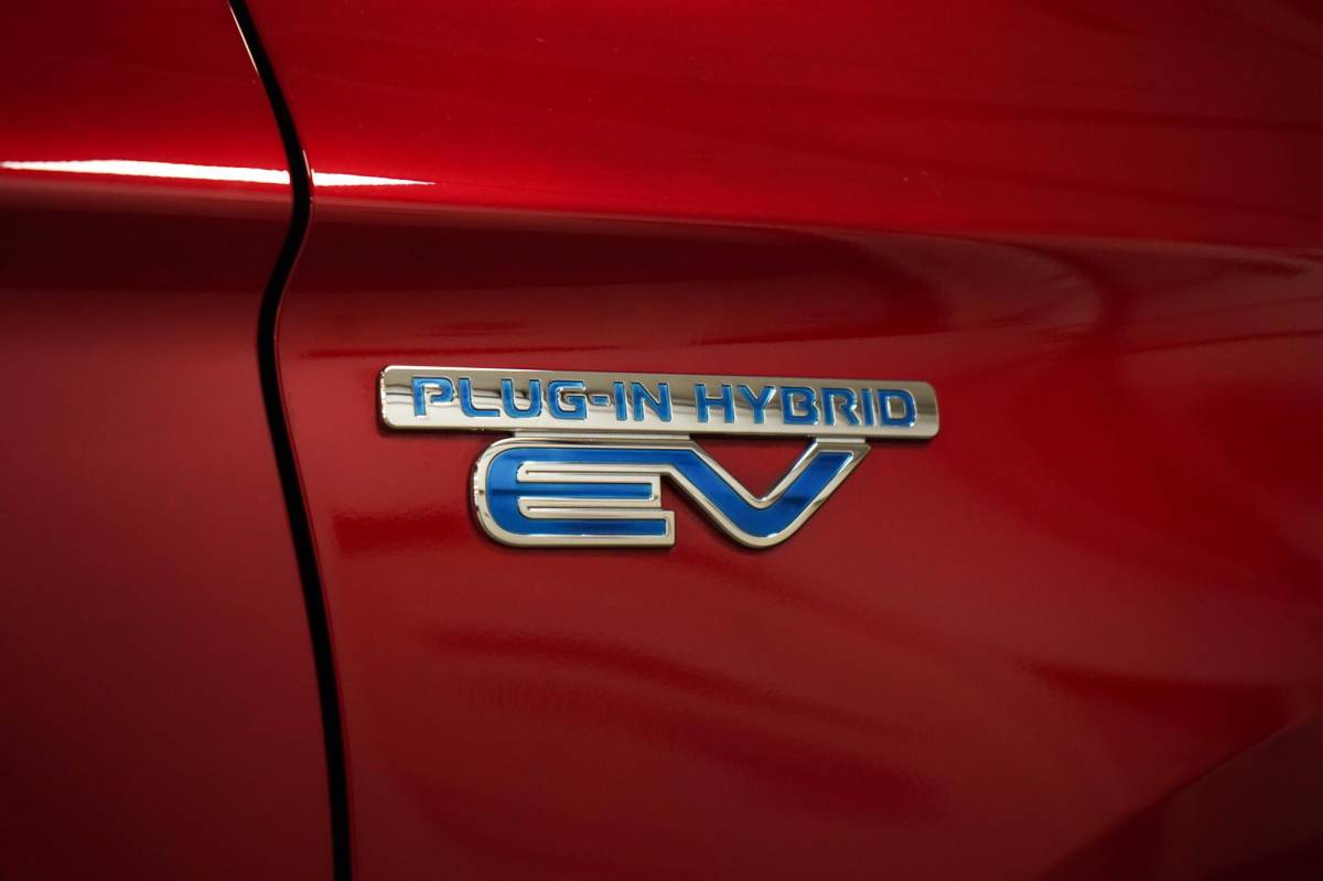 Mitsubishi Outlander Mitsubishi Outlander 2.4 PHEV Intense+ Panorama|CarPlay|4WD|Elektrische achterklep