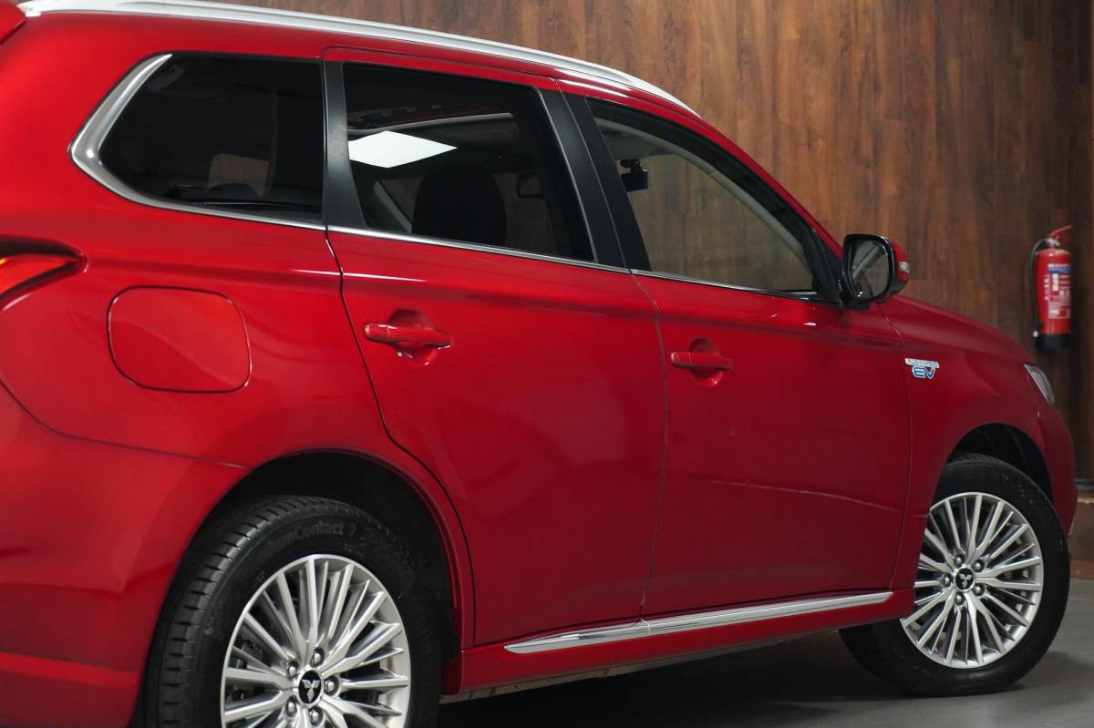 Mitsubishi Outlander Mitsubishi Outlander 2.4 PHEV Intense+ Panorama|CarPlay|4WD|Elektrische achterklep