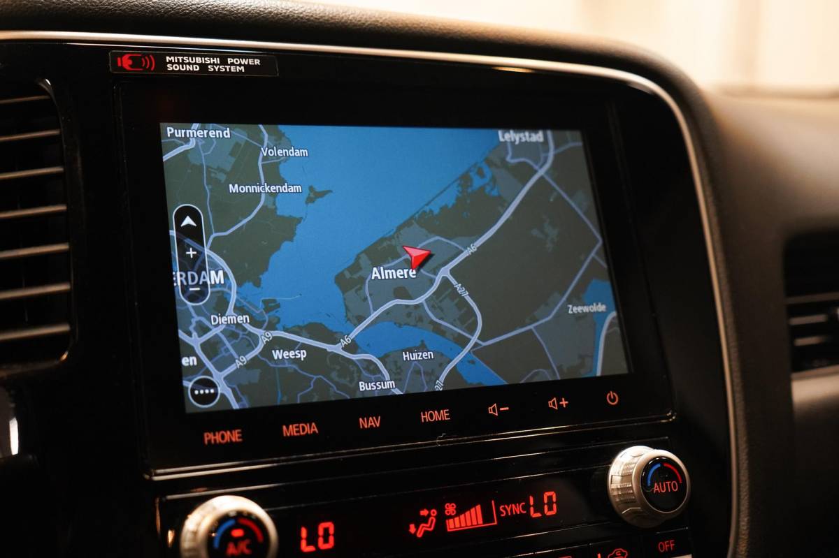 Mitsubishi Outlander Mitsubishi Outlander 2.4 PHEV Intense+ Panorama|CarPlay|4WD|Elektrische achterklep