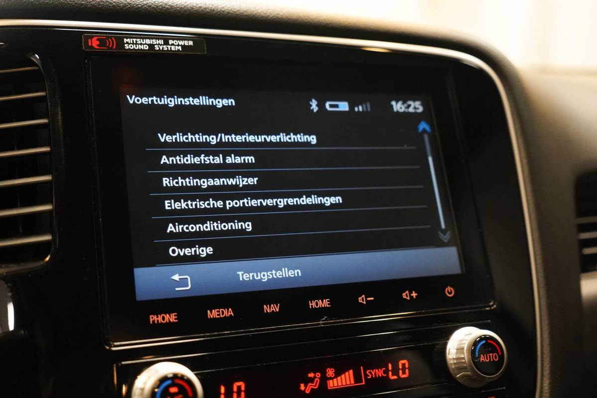 Mitsubishi Outlander Mitsubishi Outlander 2.4 PHEV Intense+ Panorama|CarPlay|4WD|Elektrische achterklep