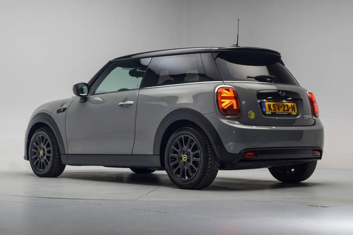 MINI Electric Mini Mini Electric Classic 33 kWh [ Navi Apple/Android Clima Stoelverwarming PDC ]