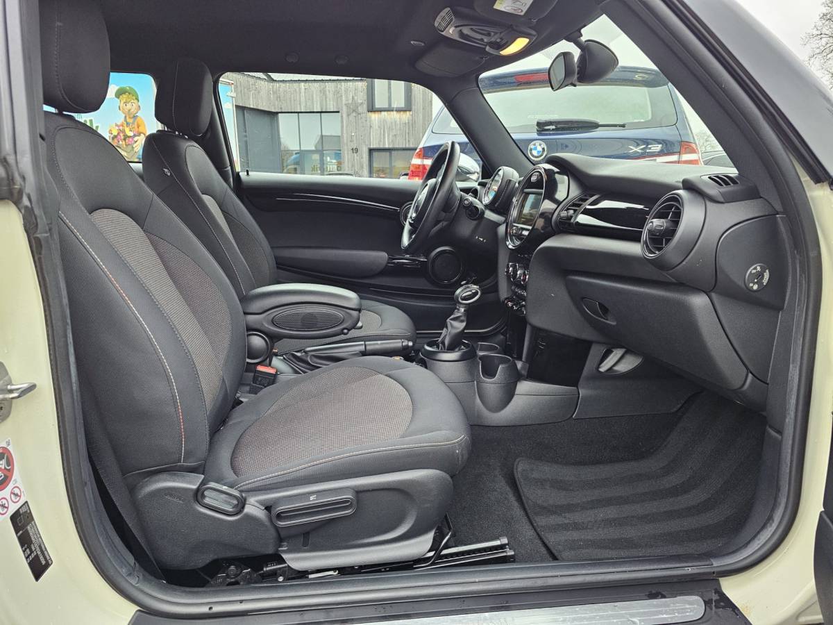 MINI Cooper MINI Mini 1.5  Cooper Business | Automaat | LED | Airco | Cruise | Navi | PDC | LMV |