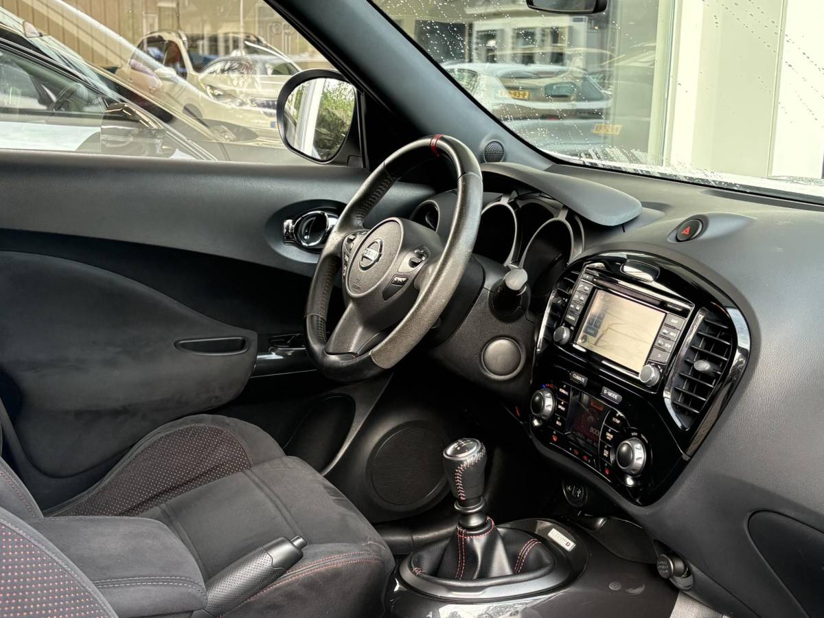 Nissan Juke Nissan Juke 1.6 Turbo NISMO | 200 PK | Achteruitrijcamera | Lichtmetalen velgen | Climate control | Sportstoelen | Keyless entry en start | Extra getint glas | Unieke uitvoering