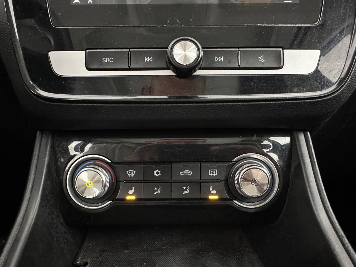 MG ZS EV MG ZS EV Luxury 45 kWh (INCL-BTW) Aut. *PANO | LEATHER | CCS-FASTLOADER | KEYLESS | NAVI-FULLMAP | ADAPTIVE-CRUISE | CAMERA | HEATED-SPORTSEATS | CARPLAY | BLINDSPOT | DAB | LANE-ASSIST | 17”ALU*