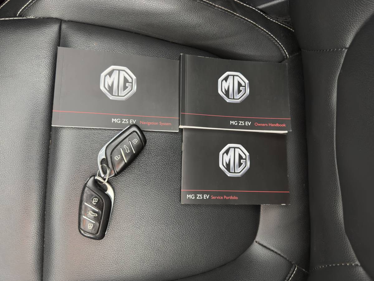 MG ZS EV MG ZS EV Luxury 45 kWh (INCL-BTW) Aut. *PANO | LEATHER | CCS-FASTLOADER | KEYLESS | NAVI-FULLMAP | ADAPTIVE-CRUISE | CAMERA | HEATED-SPORTSEATS | CARPLAY | BLINDSPOT | DAB | LANE-ASSIST | 17”ALU*