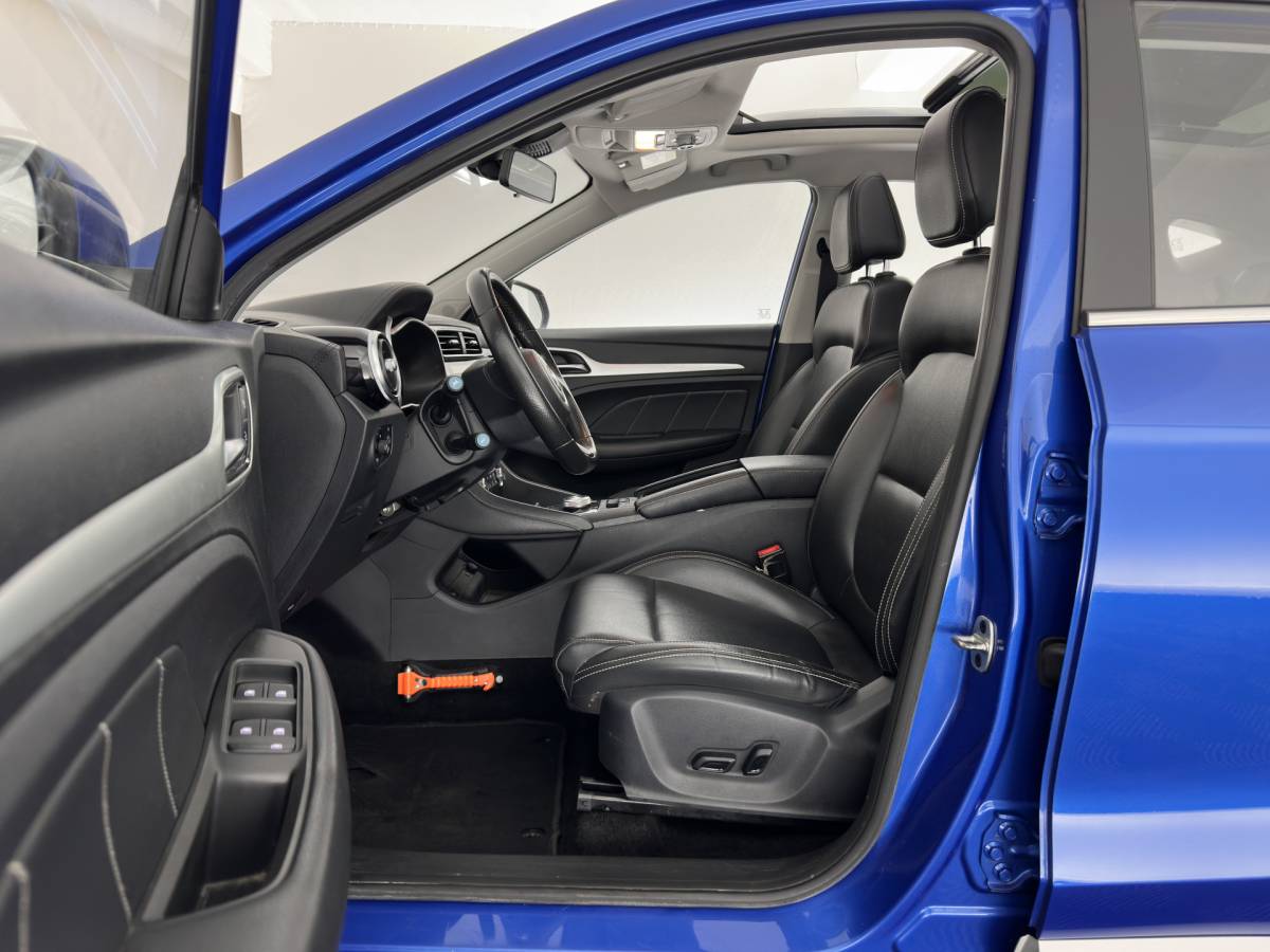MG ZS EV MG ZS EV Luxury 45 kWh (INCL-BTW) Aut. *PANO | LEATHER | CCS-FASTLOADER | KEYLESS | NAVI-FULLMAP | ADAPTIVE-CRUISE | CAMERA | HEATED-SPORTSEATS | CARPLAY | BLINDSPOT | DAB | LANE-ASSIST | 17”ALU*