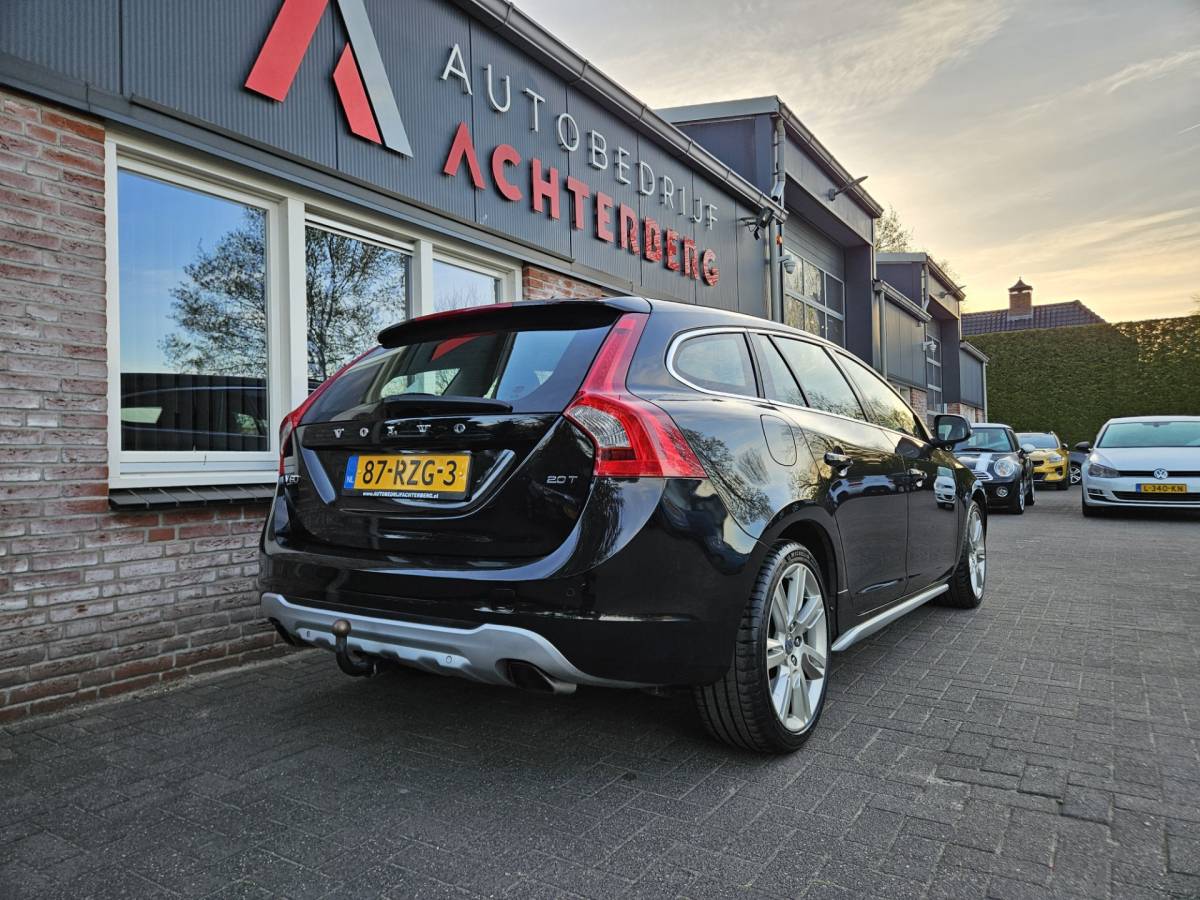 Volvo V60 Volvo V60 2.0T Summum Automaat! Trekhaak! Schuifdak! Xenon! Leer! Mooie/Nette Auto! Dealer Onderhouden!