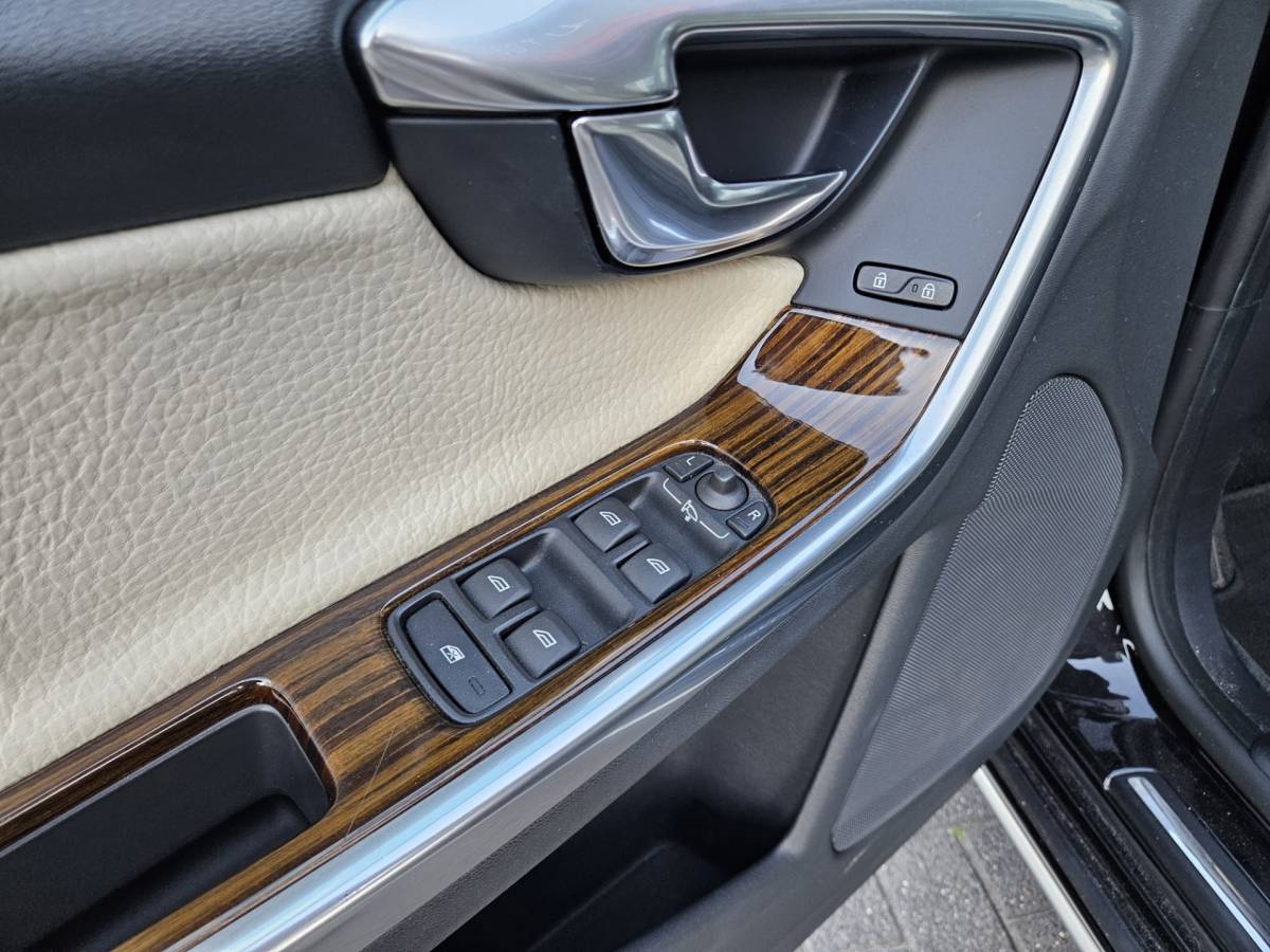 Volvo V60 Volvo V60 2.0T Summum Automaat! Trekhaak! Schuifdak! Xenon! Leer! Mooie/Nette Auto! Dealer Onderhouden!