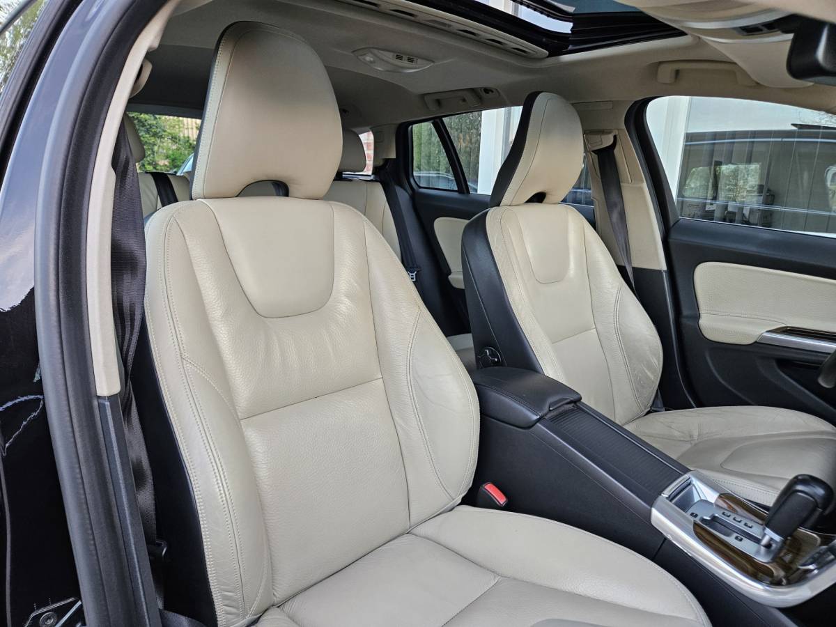 Volvo V60 Volvo V60 2.0T Summum Automaat! Trekhaak! Schuifdak! Xenon! Leer! Mooie/Nette Auto! Dealer Onderhouden!