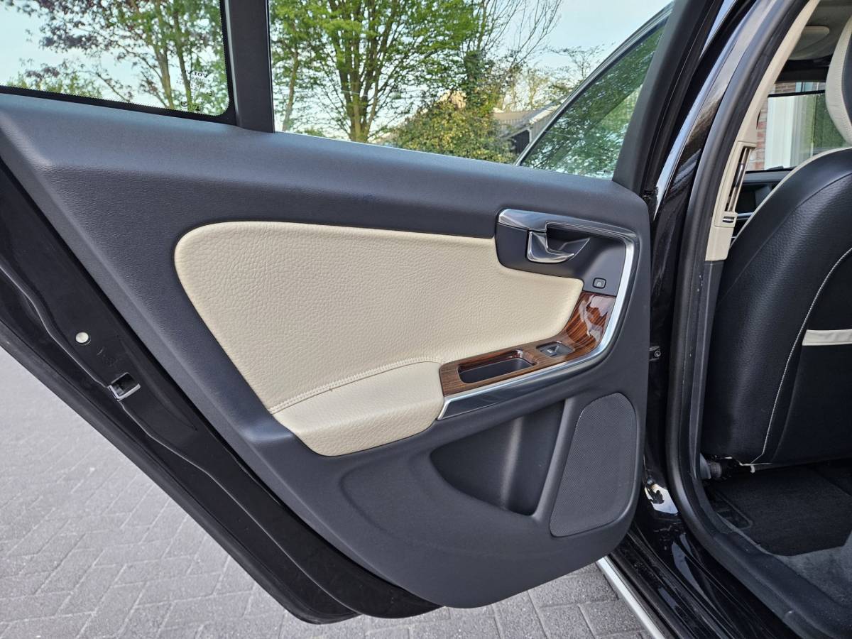 Volvo V60 Volvo V60 2.0T Summum Automaat! Trekhaak! Schuifdak! Xenon! Leer! Mooie/Nette Auto! Dealer Onderhouden!