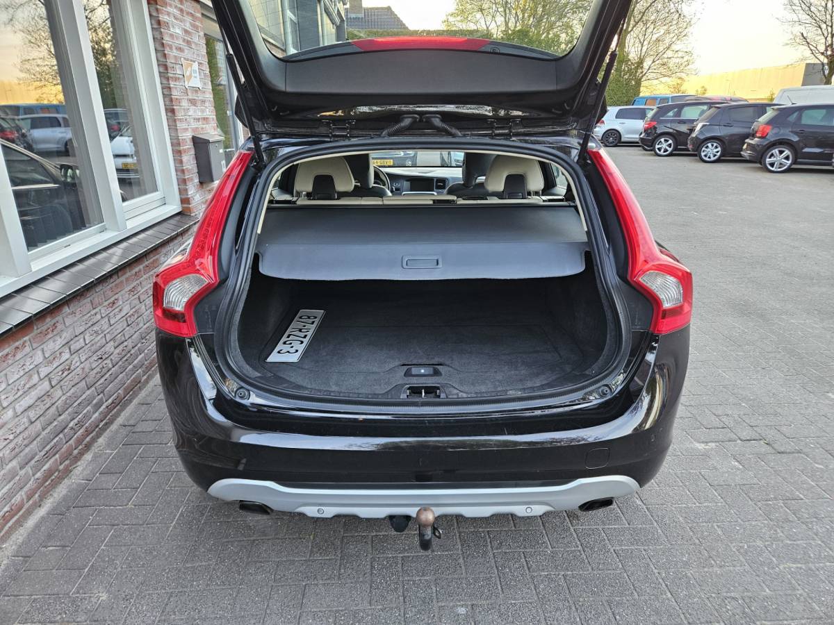 Volvo V60 Volvo V60 2.0T Summum Automaat! Trekhaak! Schuifdak! Xenon! Leer! Mooie/Nette Auto! Dealer Onderhouden!