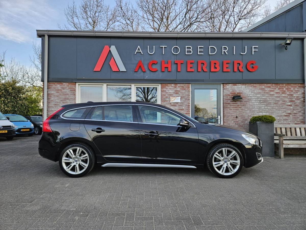 Volvo V60 Volvo V60 2.0T Summum Automaat! Trekhaak! Schuifdak! Xenon! Leer! Mooie/Nette Auto! Dealer Onderhouden!