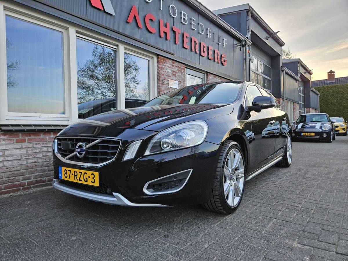 Volvo V60 Volvo V60 2.0T Summum Automaat! Trekhaak! Schuifdak! Xenon! Leer! Mooie/Nette Auto! Dealer Onderhouden!