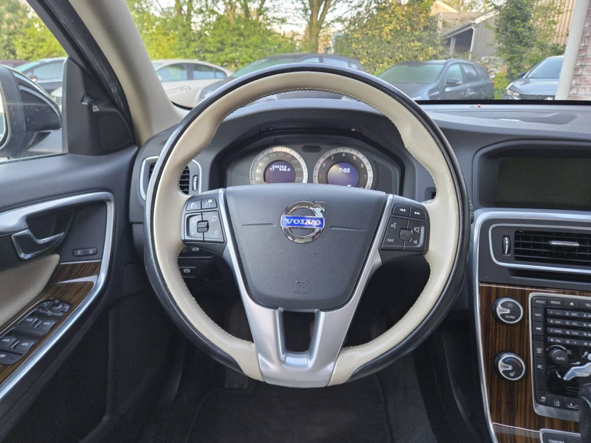 Volvo V60 Volvo V60 2.0T Summum Automaat! Trekhaak! Schuifdak! Xenon! Leer! Mooie/Nette Auto! Dealer Onderhouden!