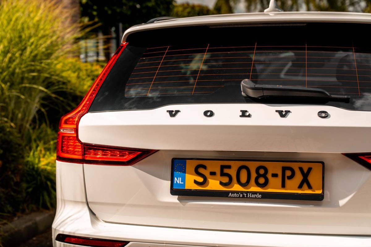 Volvo V60 Volvo V60 2.0 T6 Recharge AWD R-Design PHEV 335 PK ACC Leder Memory 19”