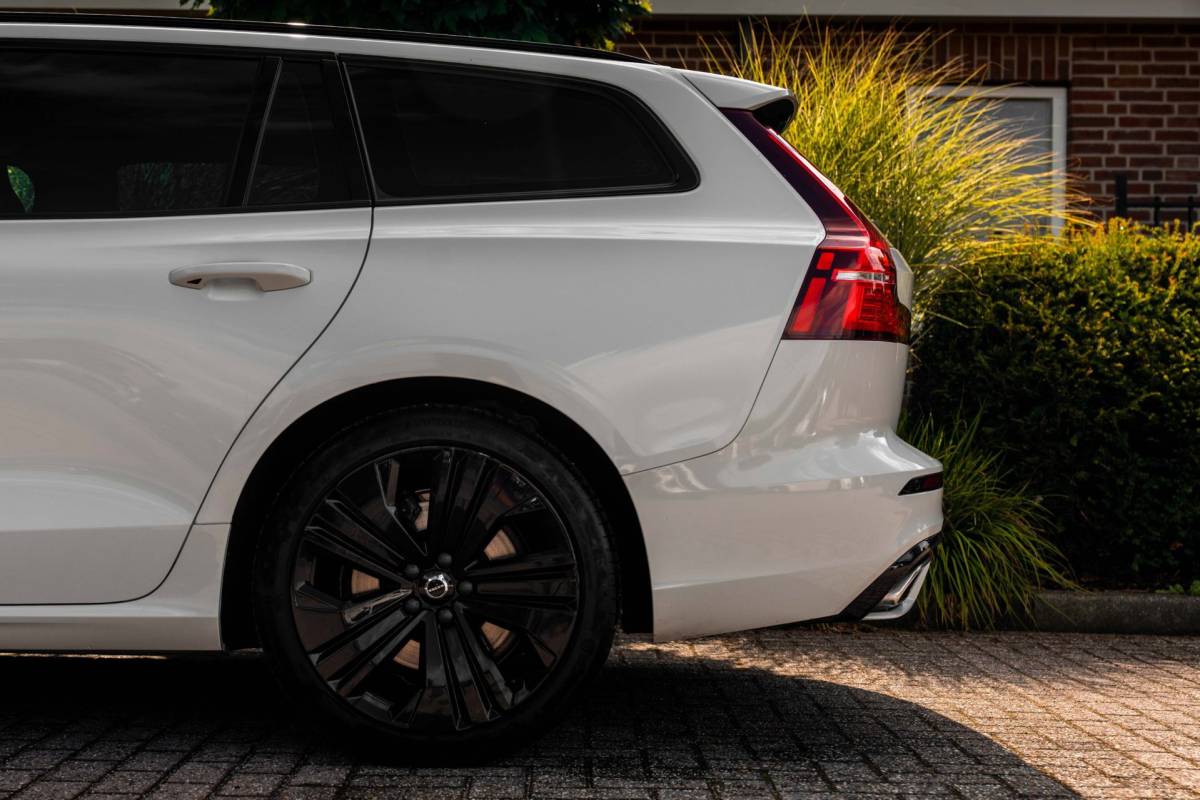 Volvo V60 Volvo V60 2.0 T6 Recharge AWD R-Design PHEV 335 PK ACC Leder Memory 19”