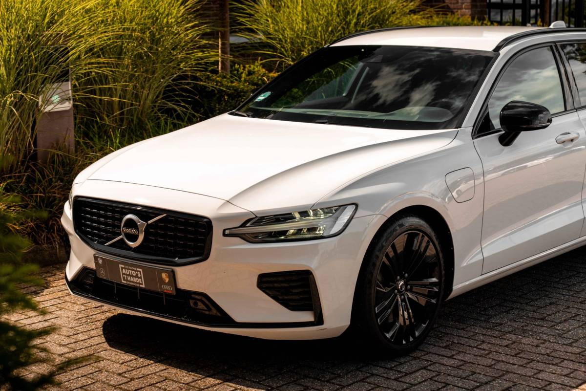 Volvo V60 Volvo V60 2.0 T6 Recharge AWD R-Design PHEV 335 PK ACC Leder Memory 19”