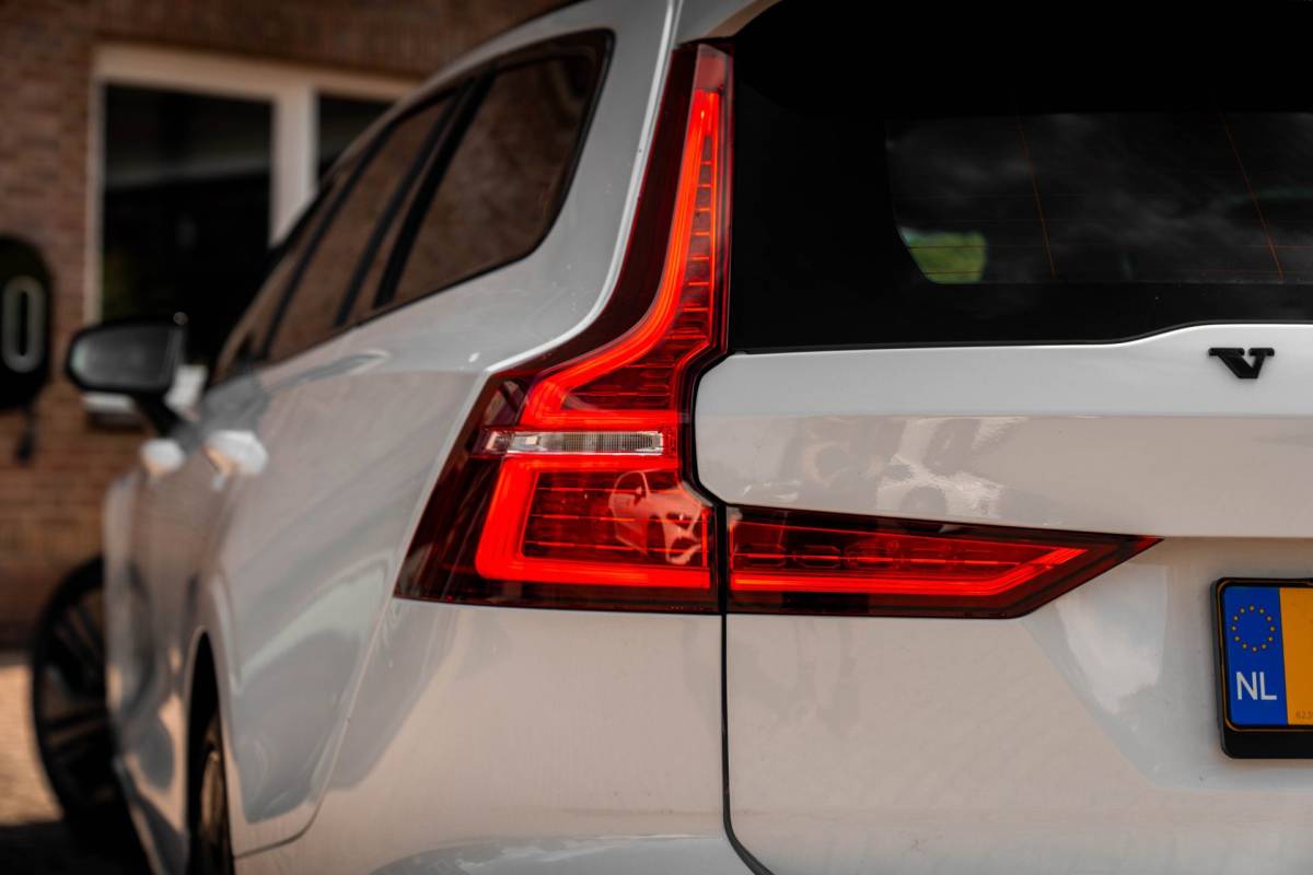 Volvo V60 Volvo V60 2.0 T6 Recharge AWD R-Design PHEV 335 PK ACC Leder Memory 19”
