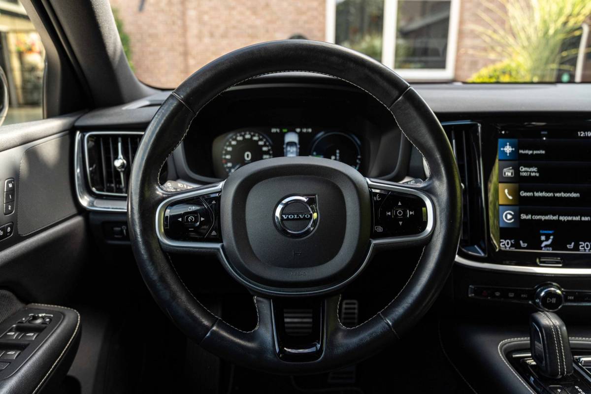 Volvo V60 Volvo V60 2.0 T6 Recharge AWD R-Design PHEV 335 PK ACC Leder Memory 19”