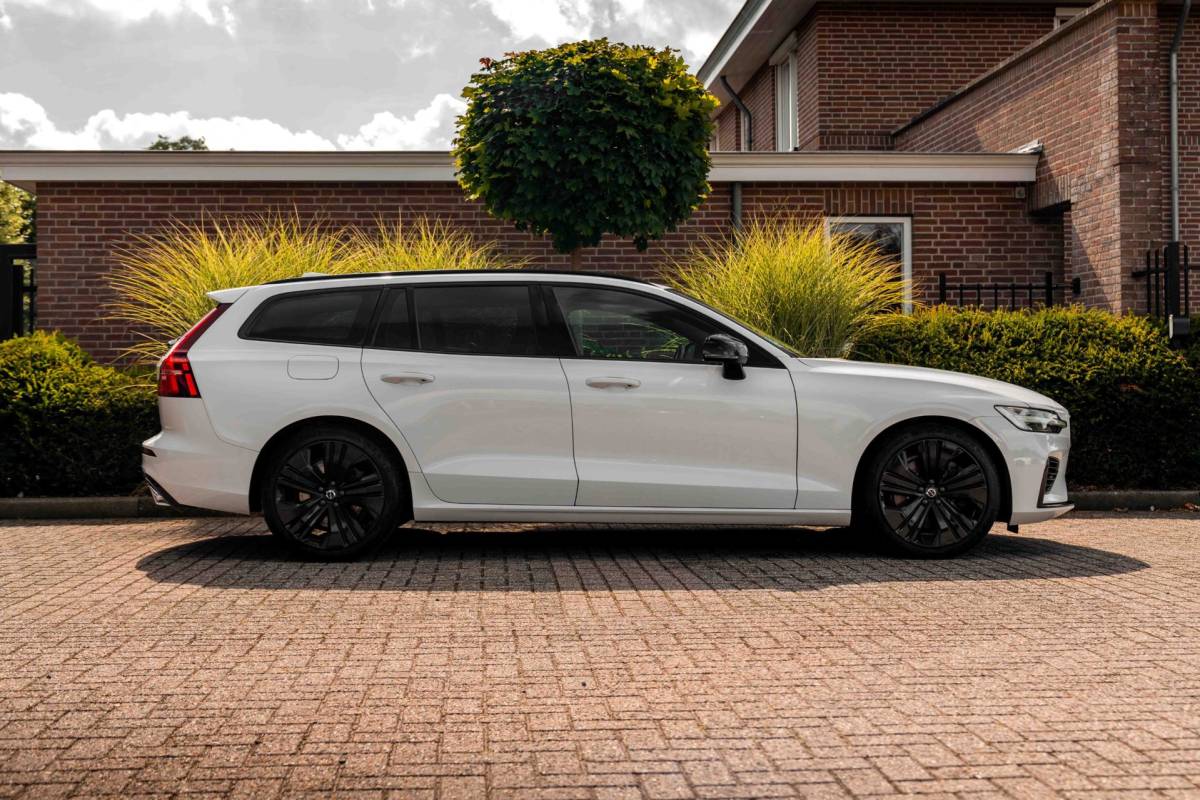 Volvo V60 Volvo V60 2.0 T6 Recharge AWD R-Design PHEV 335 PK ACC Leder Memory 19”