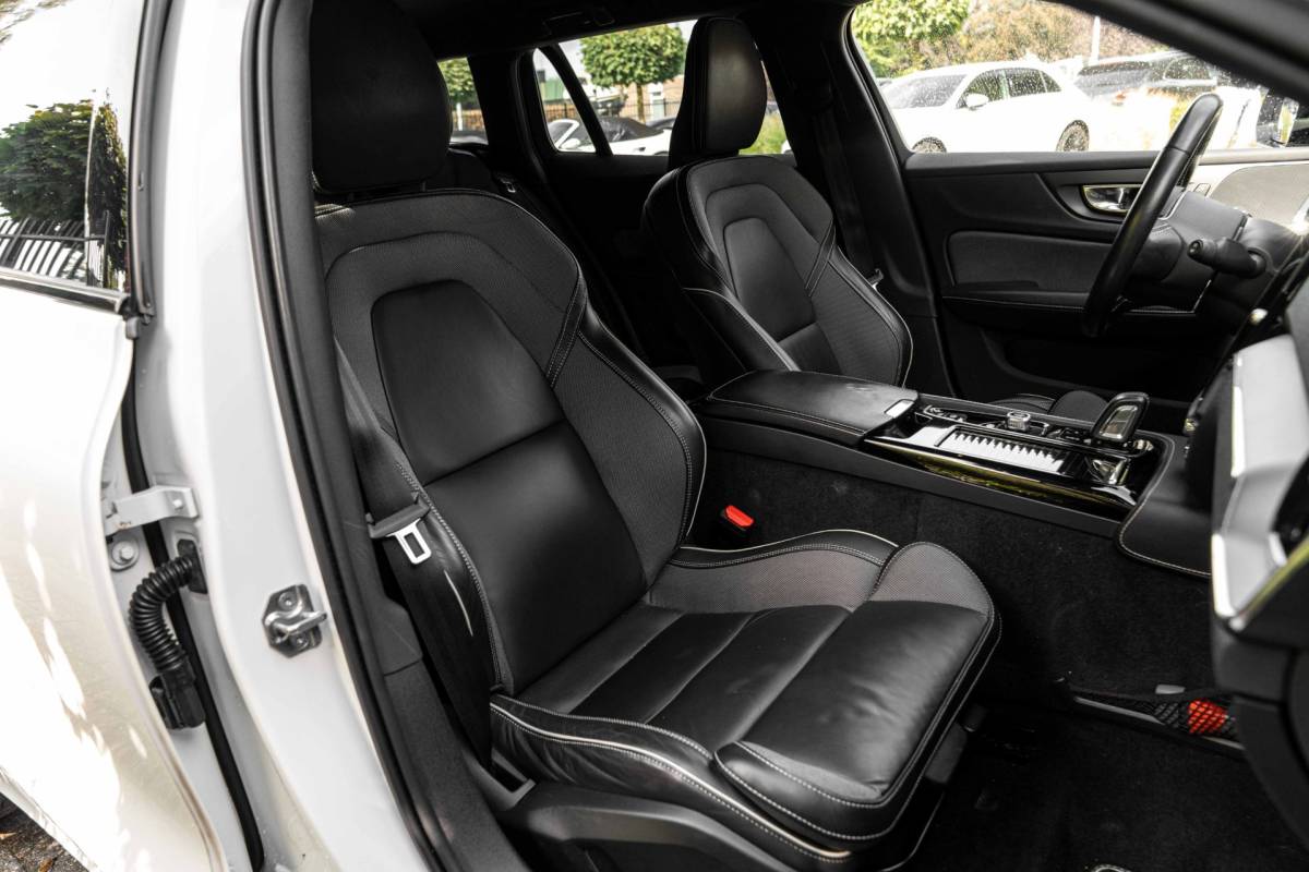 Volvo V60 Volvo V60 2.0 T6 Recharge AWD R-Design PHEV 335 PK ACC Leder Memory 19”