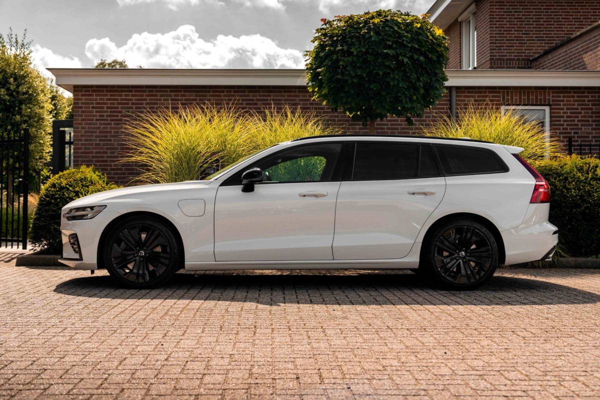 Volvo V60 Volvo V60 2.0 T6 Recharge AWD R-Design PHEV 335 PK ACC Leder Memory 19”