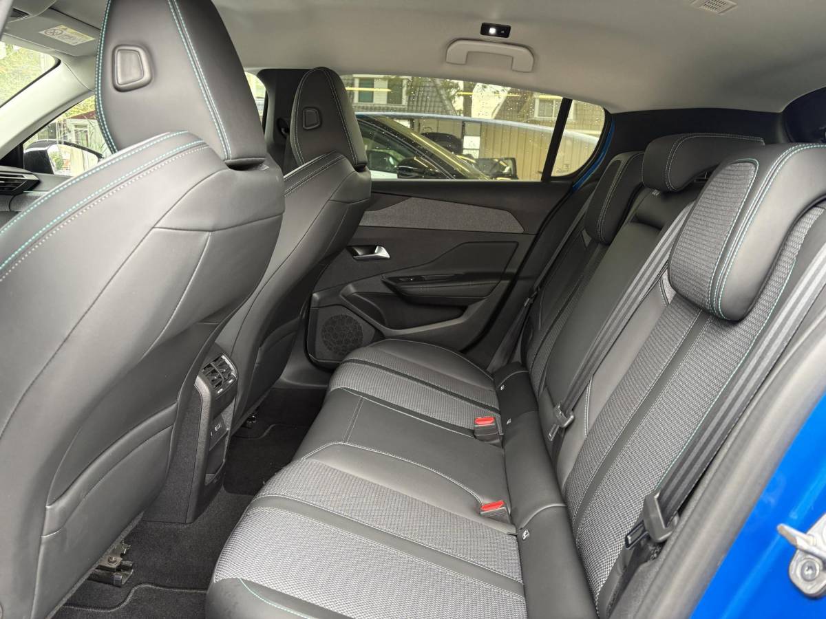 Peugeot 308 Peugeot 308 1.2T 130pk Allure Pack Business | Dodehoek detectie | Adaptieve Cruise | Keyless | Achteruitrijcamera | LED Verlichting | Parkeersensoren | Navigatie
