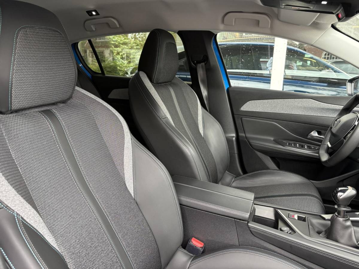 Peugeot 308 Peugeot 308 1.2T 130pk Allure Pack Business | Dodehoek detectie | Adaptieve Cruise | Keyless | Achteruitrijcamera | LED Verlichting | Parkeersensoren | Navigatie