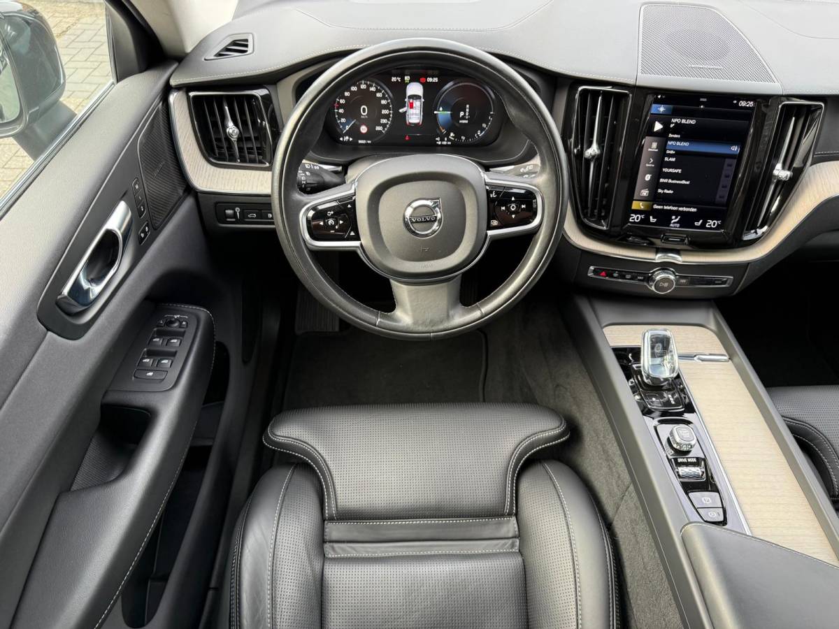 Volvo XC60 Volvo XC60 2.0 T8 Plug-in hybrid AWD Inscription Exclusive | 1E EIGENAAR | 3/6/12 MND GARANTIE | PANO | LED | ACC | DAB | CARPLAY | TREKHAAK | STOELKOELING |