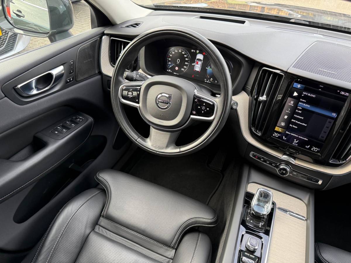 Volvo XC60 Volvo XC60 2.0 T8 Plug-in hybrid AWD Inscription Exclusive | 1E EIGENAAR | 3/6/12 MND GARANTIE | PANO | LED | ACC | DAB | CARPLAY | TREKHAAK | STOELKOELING |