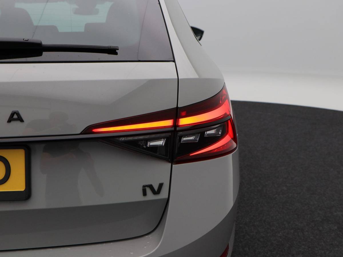 Škoda Superb Škoda Superb Combi 1.4 TSi 218 Pk iV Sportline Business | Trekhaak | Stoelverwarming | CarPlay | Camera | Cruise Control | Navigatie | Full LED | 19 Inch | 91.754 Km !!