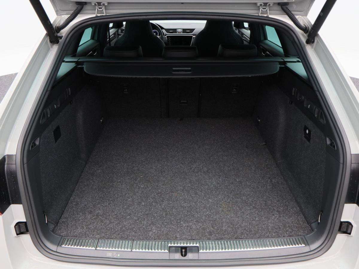Škoda Superb Škoda Superb Combi 1.4 TSi 218 Pk iV Sportline Business | Trekhaak | Stoelverwarming | CarPlay | Camera | Cruise Control | Navigatie | Full LED | 19 Inch | 91.754 Km !!
